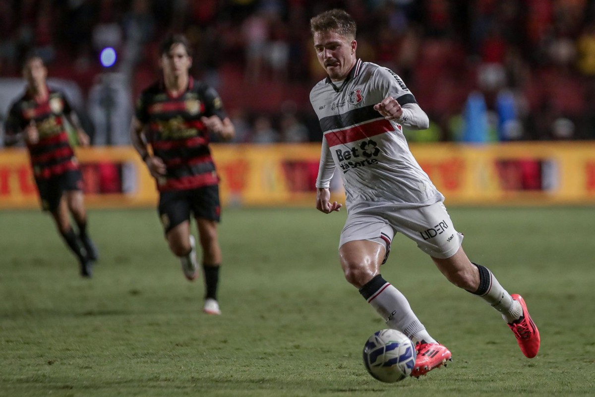 A última partida de Matheus Melo com a camisa do Santa Cruz foi no jogo de ida das semifinais do Pernambucano, contra o Sport (Rafael Vieira/ DP Foto) A última partida de Matheus Melo com a camisa do Santa Cruz foi no jogo de ida das semifinais do Pernambucano, contra o Sport/Rafael Vieira/ DP Foto