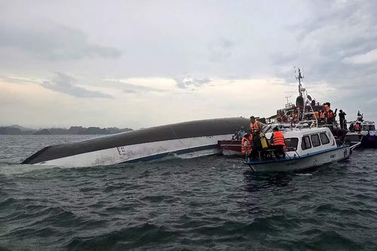 A Marinha e a Guarda Costeira conseguiram resgatar 11 pessoas/ Foto: Vietnam News Agency/AFP