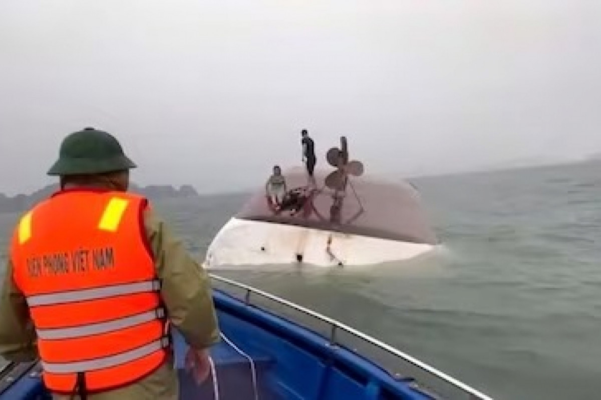 Barco virou com turistas no Vietnã e algumas pessoas seguem desaparecidas
