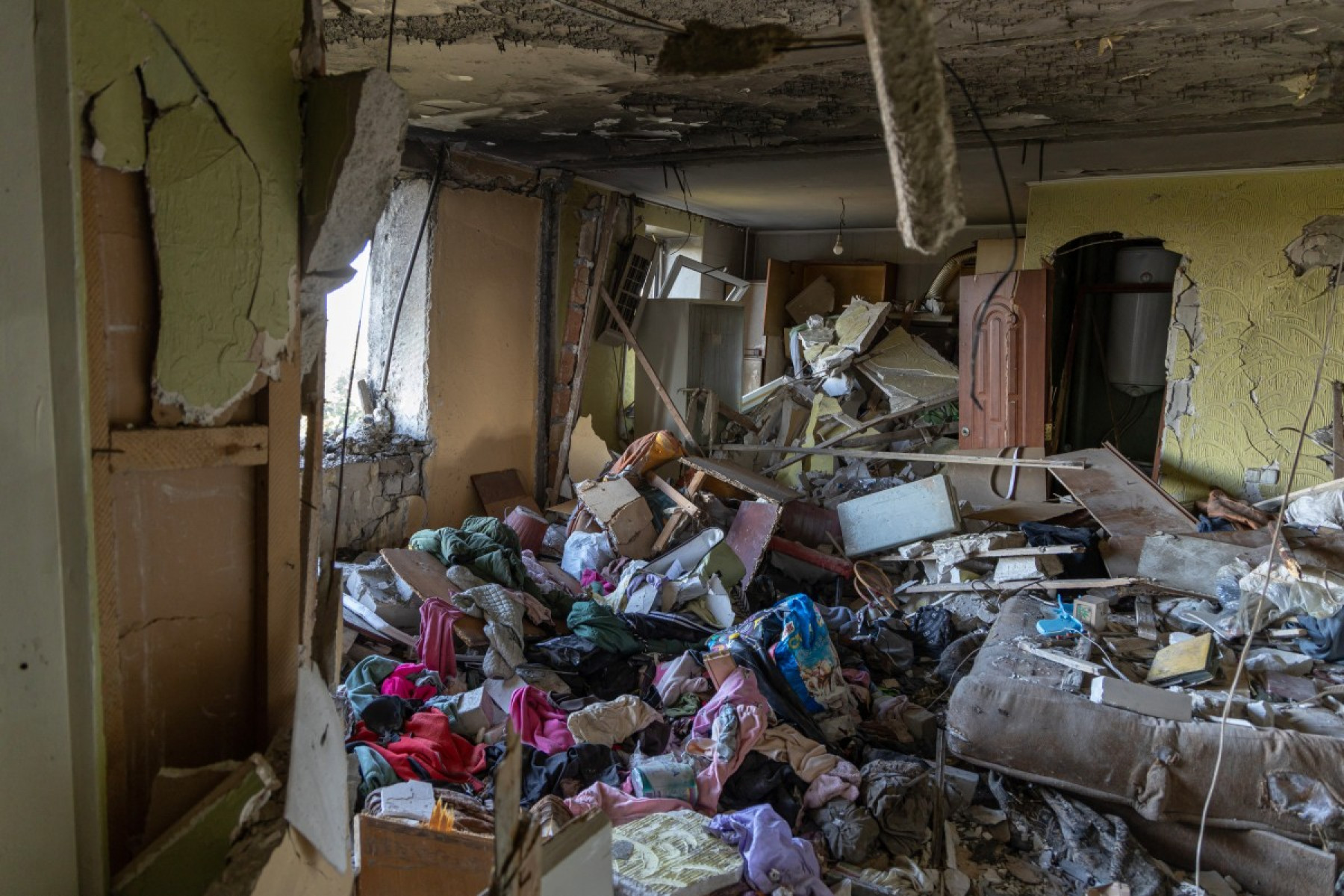 This photo shows a damaged apartment in a residential building following a Russian attack in Odesa on July 19, 2025, amid the Russian invasion of Ukraine. A Russian drone attack on the Ukrainian port city of Odesa killed at least one person, its mayor said early on July 19, 2025, while Moscow said it intercepted dozens of Ukrainian drones. (Photo by Oleksandr GIMANOV / AFP)