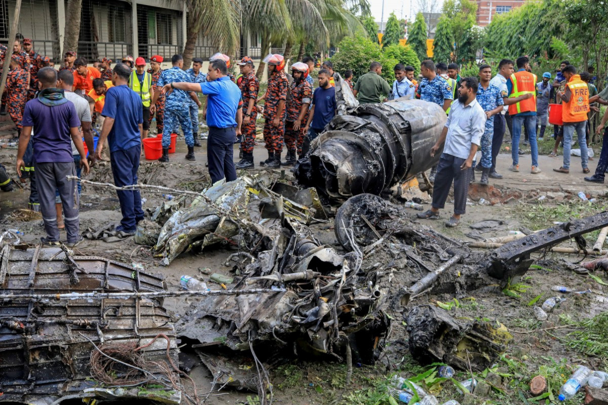 O corpo de bombeiros e a equipe de segurança de Bangladesh realizam uma operação de busca e salvamento após um jato de treinamento da Força Aérea ter caído em uma escola em Daca, em 21 de julho de 2025. Um caça de treinamento de Bangladesh caiu em uma escola na capital, Daca, em 21 de julho, matando pelo menos 19 pessoas e ferindo dezenas, no acidente de aviação mais mortal do país em décadas. (Foto de Jubair Bin IQBAL / AFP) ( AFP) O corpo de bombeiros e a equipe de segurança de Bangladesh realizam uma operação de busca e salvamento após um jato de treinamento da Força Aérea ter caído em uma escola em Daca, em 21 de julho de 2025. Um caça de treinamento de Bangladesh caiu em uma escola na capital, Daca, em 21 de julho, matando pelo menos 19 pessoas e ferindo dezenas, no acidente de aviação mais mortal do país em décadas. (Foto de Jubair Bin IQBAL / AFP)/ AFP