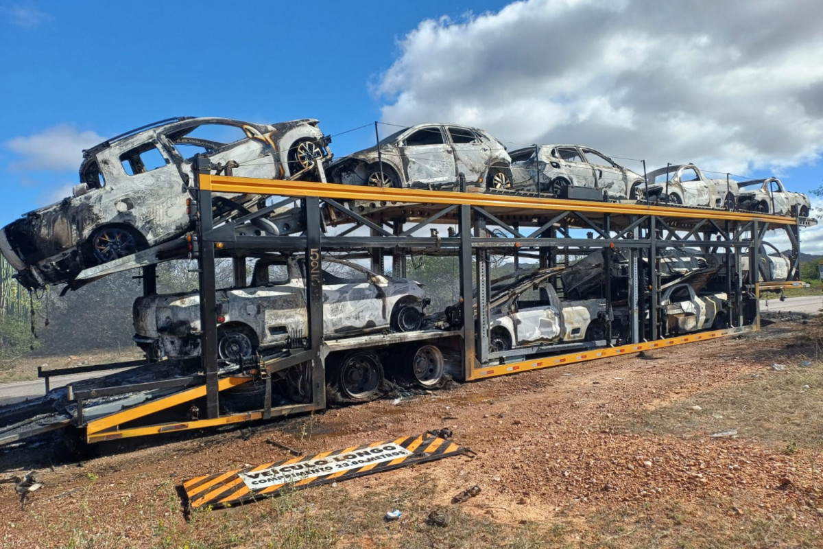Caminhão e 11 veículos foram destruídos (PRF) Caminhão e 11 veículos foram destruídos /PRF