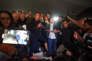 Jair Bolsonaro mostrou tornozeleira à imprensa