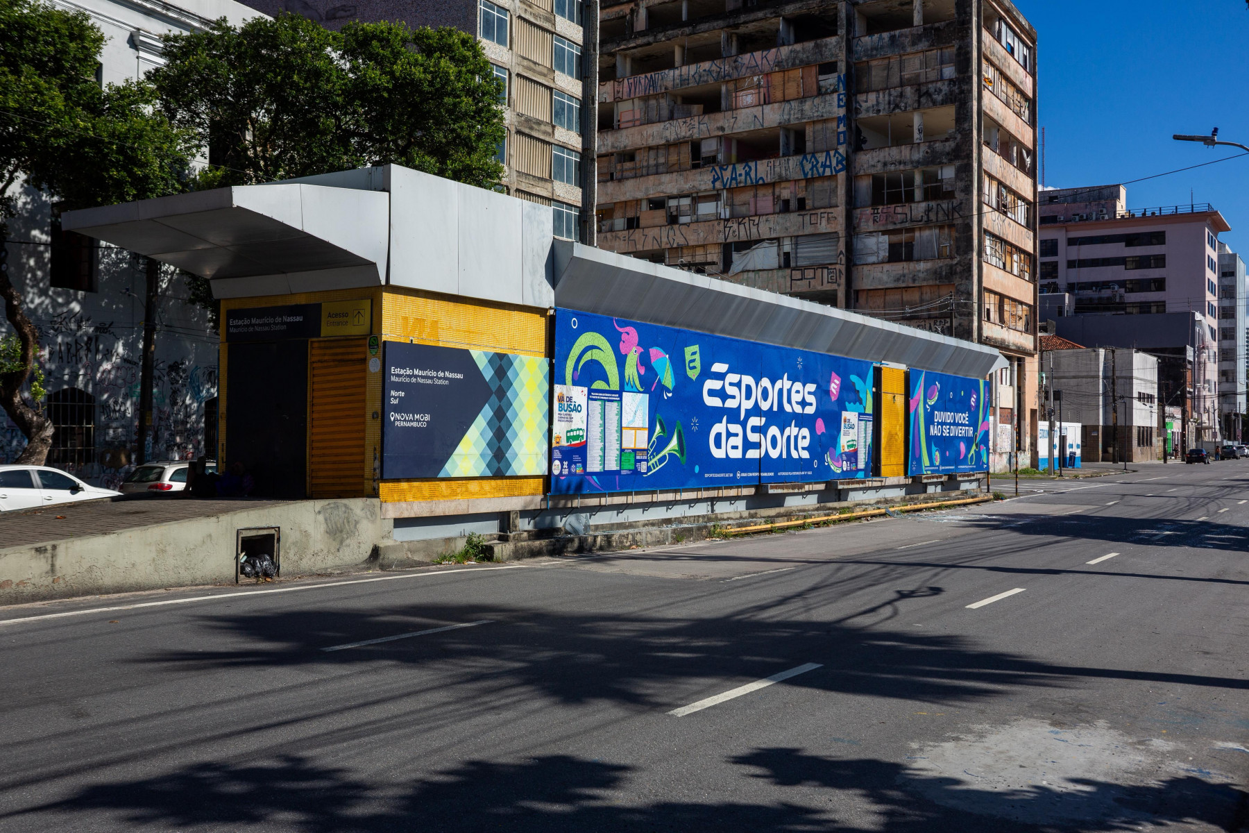 A Estação Istmo do Recife fica na Avenida Martins de Barros, pico depois do cruzamento com a Avenida Primeiro de Março