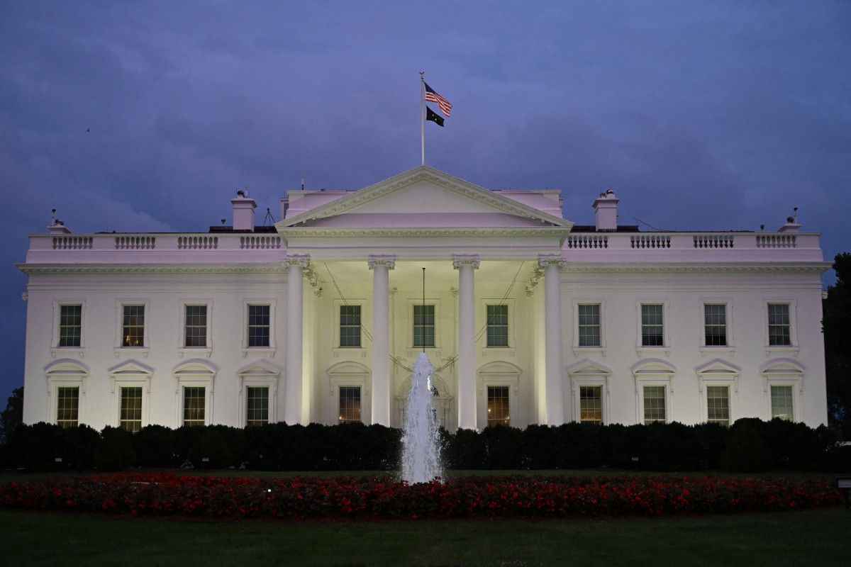A Casa Branca em Washington, D.C., em 18 de julho de 2025. O governo do presidente Donald Trump afirmou que buscará a divulgação dos depoimentos do grande júri relacionados a Jeffrey Epstein, enquanto o presidente americano busca dissipar as persistentes consequências políticas sobre a condução de sua equipe no caso de tráfico sexual do financista falecido. A procuradora-geral Pam Bondi afirmou que o Departamento de Justiça solicitará a um tribunal que revele as transcrições do grande júri, já que o relacionamento de Trump com Epstein voltou a ser alvo de críticas devido a uma suposta carta imprópria publicada pelo Wall Street Journal. (Foto de Alex WROBLEWSKI / AFP) ( AFP) A Casa Branca em Washington, D.C., em 18 de julho de 2025. O governo do presidente Donald Trump afirmou que buscará a divulgação dos depoimentos do grande júri relacionados a Jeffrey Epstein, enquanto o presidente americano busca dissipar as persistentes consequências políticas sobre a condução de sua equipe no caso de tráfico sexual do financista falecido. A procuradora-geral Pam Bondi afirmou que o Departamento de Justiça solicitará a um tribunal que revele as transcrições do grande júri, já que o relacionamento de Trump com Epstein voltou a ser alvo de críticas devido a uma suposta carta imprópria publicada pelo Wall Street Journal. (Foto de Alex WROBLEWSKI / AFP)/ AFP