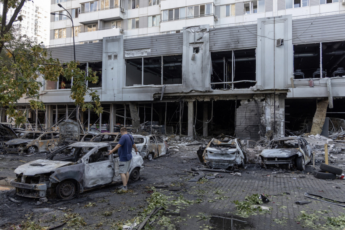 Um homem inspeciona um carro queimado após um ataque de drone em Odessa, em 22 de julho de 2025, em meio à invasão russa na Ucrânia. (Foto de Oleksandr GIMANOV / AFP)