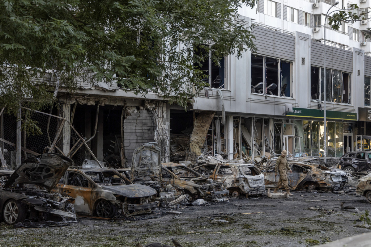 Um homem inspeciona carros queimados após um ataque de drone em Odessa, em 22 de julho de 2025, em meio à invasão russa na Ucrânia. (Foto de Oleksandr GIMANOV / AFP) ( AFP) Um homem inspeciona carros queimados após um ataque de drone em Odessa, em 22 de julho de 2025, em meio à invasão russa na Ucrânia. (Foto de Oleksandr GIMANOV / AFP)/ AFP