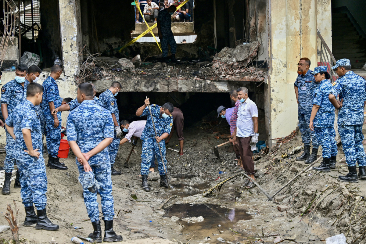 Militares da Força Aérea de Bangladesh inspecionam o local do acidente um dia após um jato de treinamento ter colidido com uma escola em Daca, em 22 de julho de 2025. Um caça de Bangladesh caiu contra uma escola na capital, Daca, em 21 de julho de 2025, matando pelo menos 20 pessoas e ferindo mais de 170 no acidente de aviação mais mortal do país em décadas. (Foto de MUNIR UZ ZAMAN / AFP) ( AFP) Militares da Força Aérea de Bangladesh inspecionam o local do acidente um dia após um jato de treinamento ter colidido com uma escola em Daca, em 22 de julho de 2025. Um caça de Bangladesh caiu contra uma escola na capital, Daca, em 21 de julho de 2025, matando pelo menos 20 pessoas e ferindo mais de 170 no acidente de aviação mais mortal do país em décadas. (Foto de MUNIR UZ ZAMAN / AFP)/ AFP