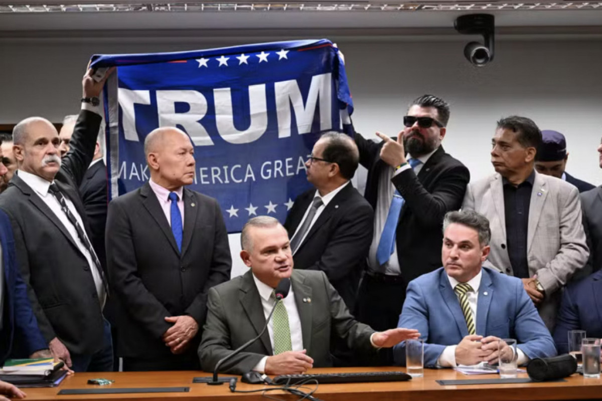 Deputados exibem bandeira de Trump em homenagem a Bolsonaro (Foto: Edilson Rodrigues/Agência Senado) Deputados exibem bandeira de Trump em homenagem a Bolsonaro/Foto: Edilson Rodrigues/Agência Senado