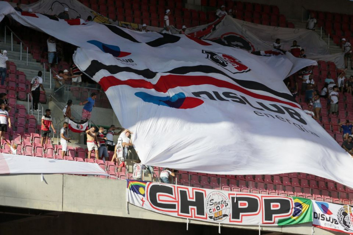 Torcida do Santa Cruz em partida na Arena de Pernambuco/Rafael Vieira/FPF