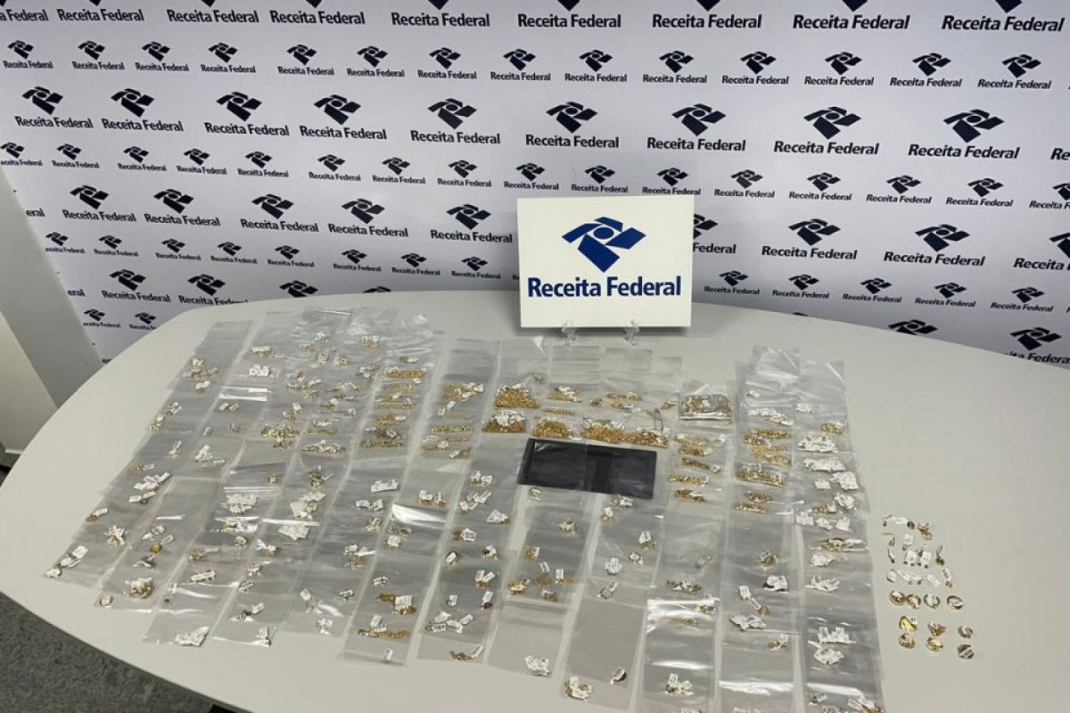 Receita Federal apreende R$ 300 mil em joias no Aeroporto do Recife
(Divulgação) Receita Federal apreende R$ 300 mil em joias no Aeroporto do Recife
/Divulgação