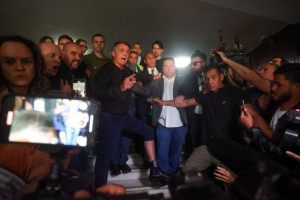Ex-presidente Jair Bolsonaro mostrou tornozeleira à imprensa 