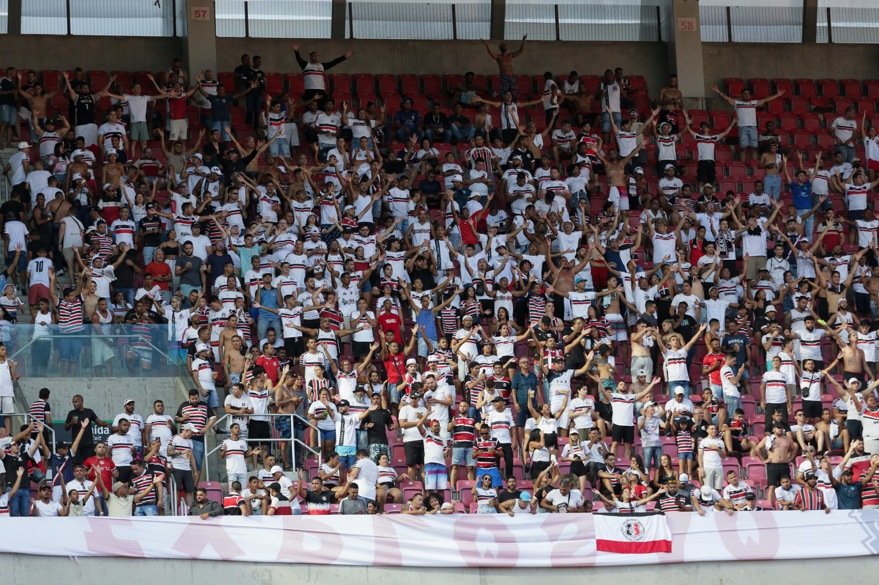 Torcida do Santa Cruz na Arena Pernambuco
