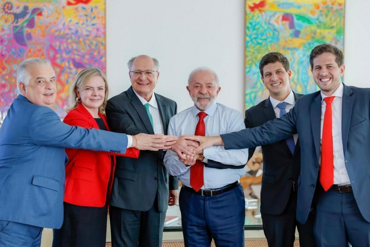 Também participaram da reunião o vice-presidente Geraldo Alckmin PSB, o ministro de micro e pequenas empresas, Márcio França, a ministra das Relações Institucionais, Gleide Hoffmann, e o deputado federal Pedro Campos (PSB)