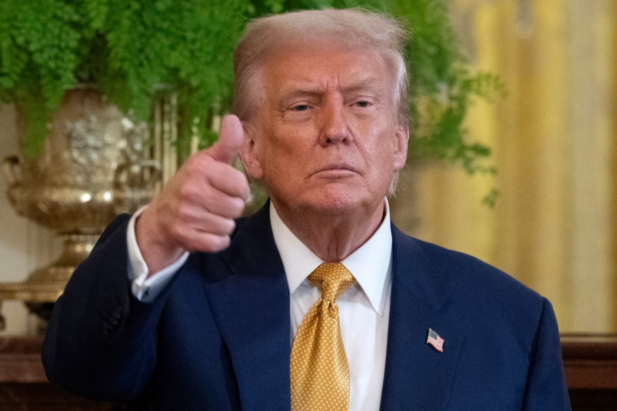  O presidente dos EUA, Donald Trump, gesticula para a imprensa no final de uma recepção com membros republicanos do Congresso na Casa Branca em Washington, DC, em 22 de julho de 2025. (Foto de ANDREW CABALLERO-REYNOLDS / AFP)