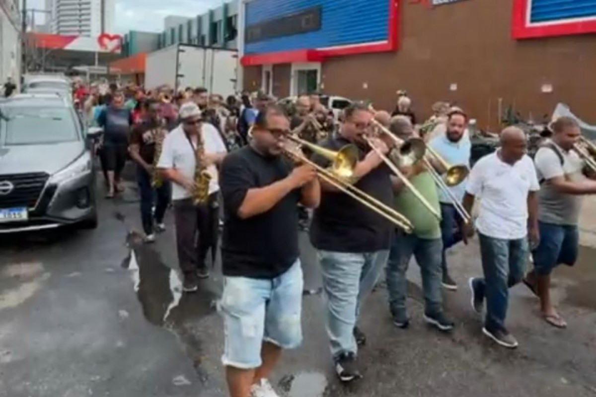 Cortejo com frevo e emoção marca despedida do maestro Lessa
(Reprodução) Cortejo com frevo e emoção marca despedida do maestro Lessa
/Reprodução