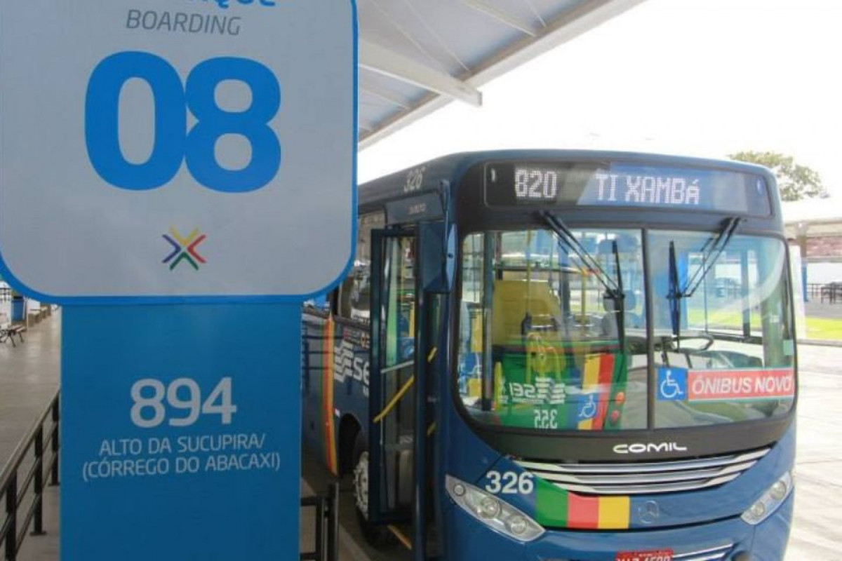 Motorista abandona ônibus após invasão de grupo no Centro do Recife
/Reprodução