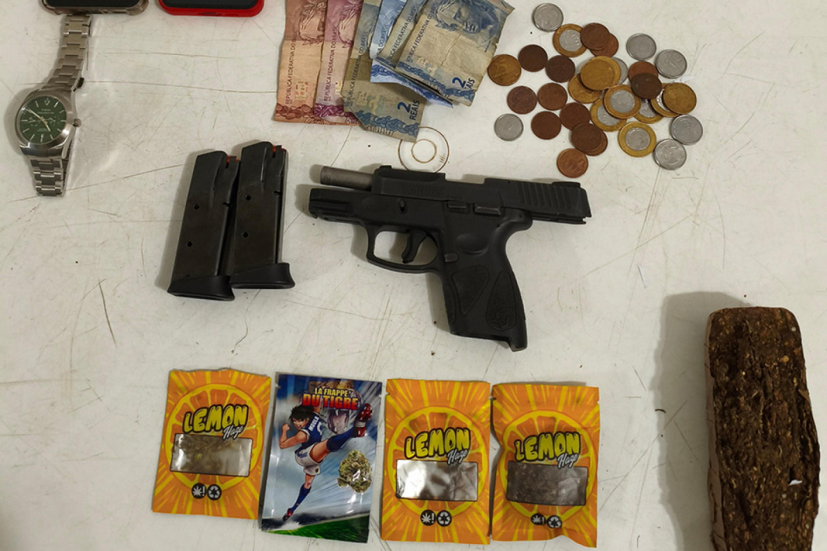 Material encontrado na residência do integrante do PCC em Petrolina (DIVULGAÇÃO/PMPE) Material encontrado na residência do integrante do PCC em Petrolina/DIVULGAÇÃO/PMPE