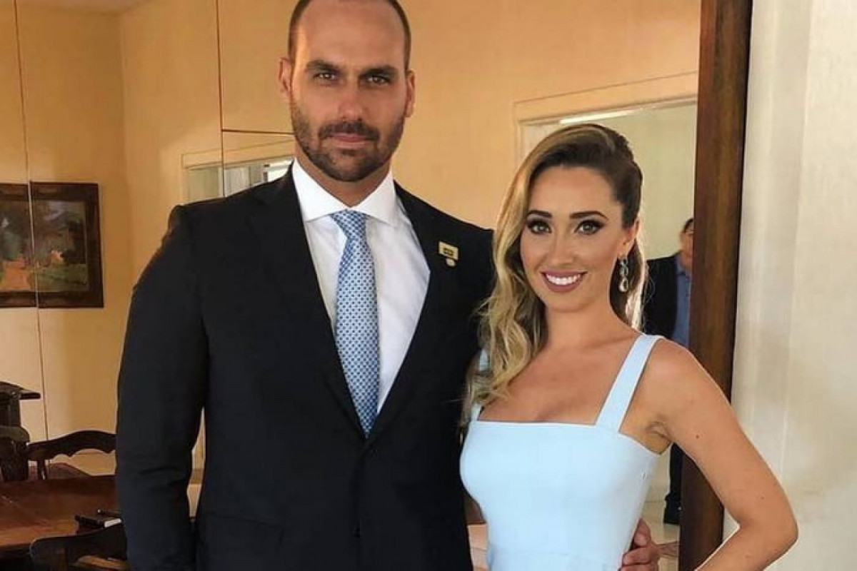 Eduardo Bolsonaro (PL-SP) com sua esposa, Heloísa Wolf/Reprodução / Redes Sociais