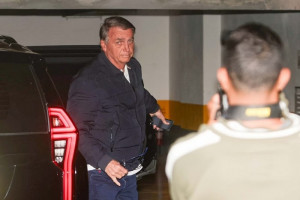 Bolsonaro chegando na sede do Partido Liberal, em Brasília, nesta quarta-feira (23)