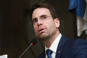 Vereador recifense Eduardo Moura (Novo) est&aacute; sendo investigado pelo MPPE ap&oacute;s retirar "cartaz antirracista" de escola p&uacute;blica