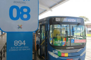 Motorista abandona &ocirc;nibus ap&oacute;s invas&atilde;o de grupo no Centro do Recife
