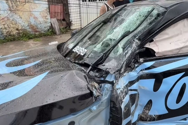 Veículo ficou parcialmente destruído/Foto: Reprodução/Instagram
