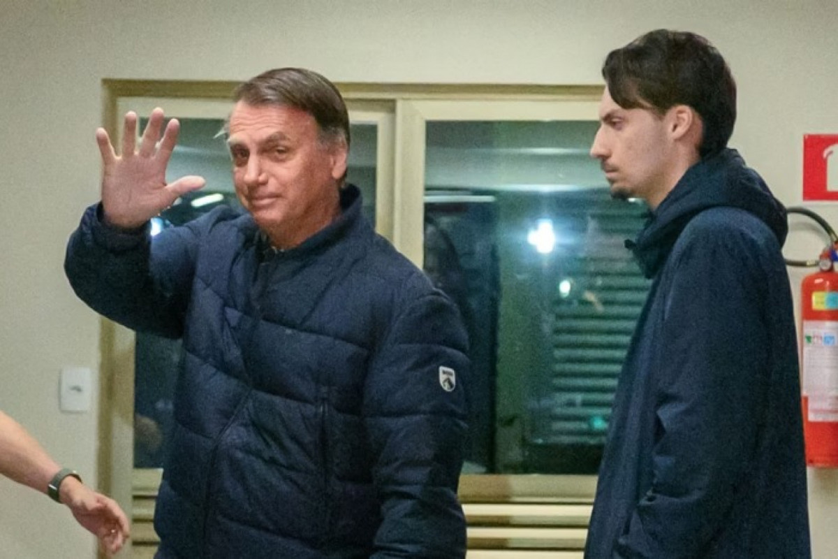 A decisão de Moraes nesta quinta ocorre após Jair Bolsonaro falar com a imprensa na saída da Câmara dos Deputados (Foto: KEBEC NOGUEIRA/METRÓPOLES @kebecfotografo) A decisão de Moraes nesta quinta ocorre após Jair Bolsonaro falar com a imprensa na saída da Câmara dos Deputados/Foto: KEBEC NOGUEIRA/METRÓPOLES @kebecfotografo