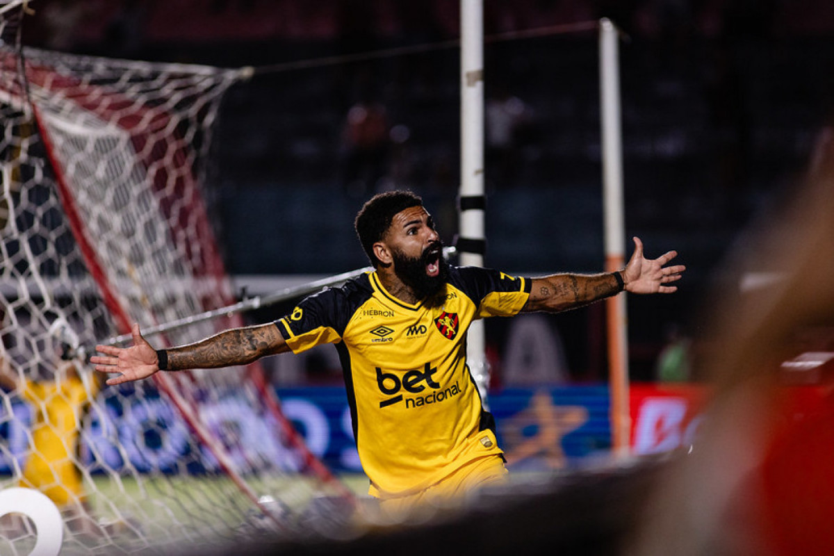 Romarinho foi o autor dos dois gols no empate em 2 a 2 entre Sport e Vitória/ Paulo Paiva/ Sport Recife