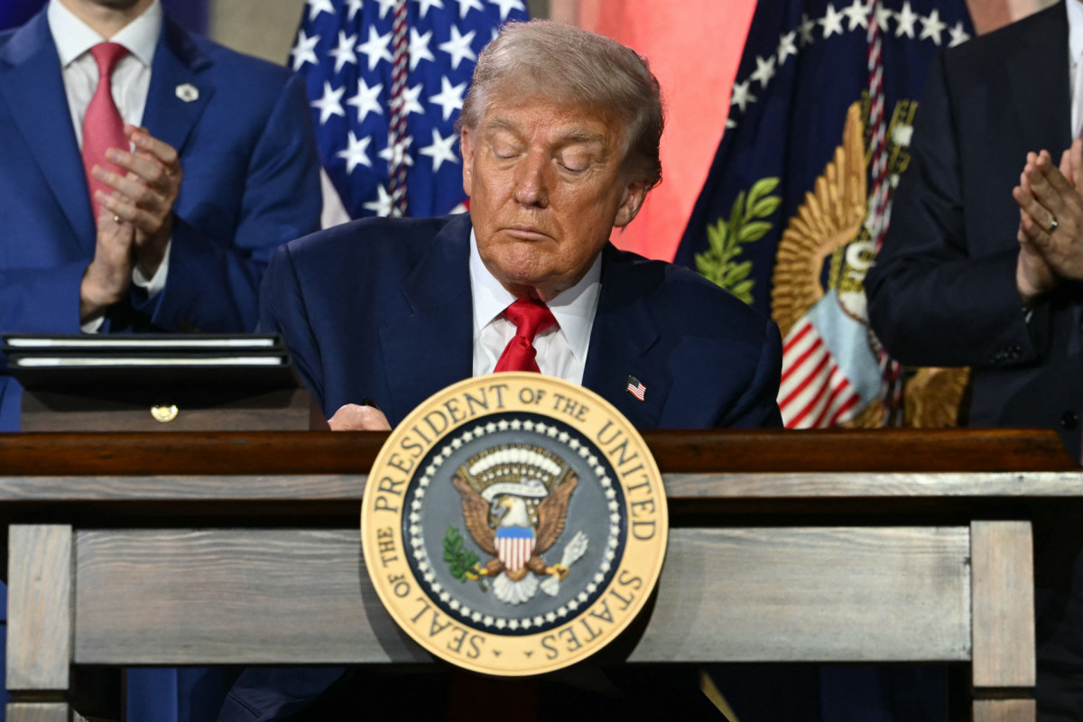 O presidente dos EUA, Donald Trump, assina uma ordem executiva sobre inteligência artificial na Cúpula de IA 