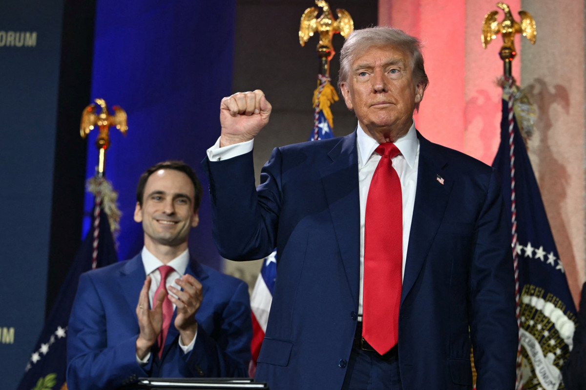 O presidente dos EUA, Donald Trump, gesticula após assinar uma ordem executiva sobre inteligência artificial na Cúpula de IA 