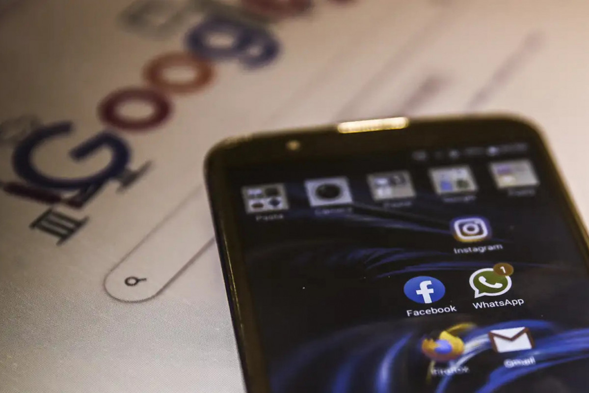 Celular e computador conectados à internet