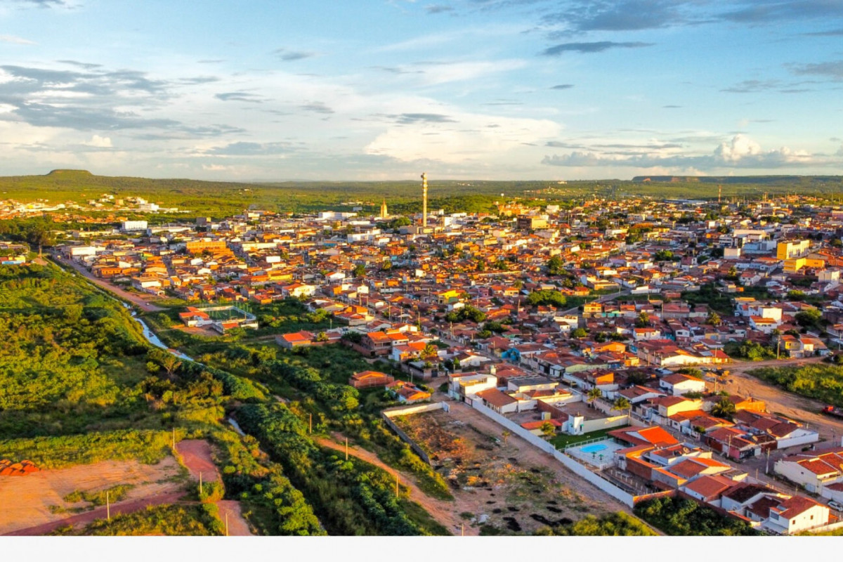 Araripina fica a 683 km do Recife, situada próxima à divisa com o Piauí