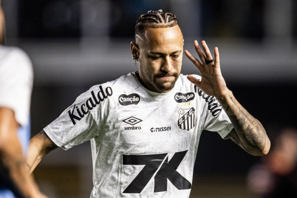 Neymar esteve em campo na derrota do Santos para o Internacional