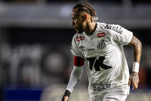 Neymar esteve em campo na derrota do Santos para o Internacional