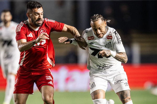 Neymar esteve em campo na derrota do Santos para o Internacional