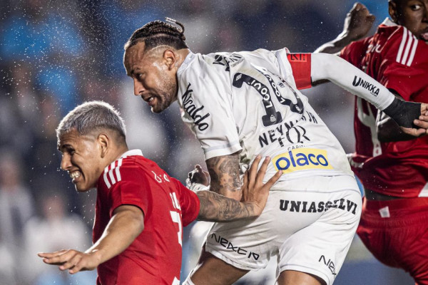 Neymar esteve em campo na derrota do Santos para o Internacional