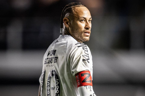 Neymar esteve em campo na derrota do Santos para o Internacional