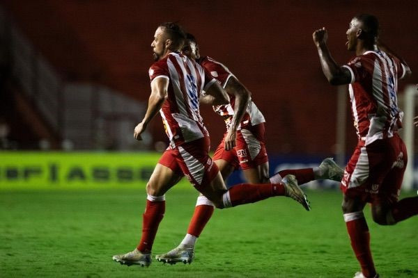 Náutico comemora gol diante do Caxias 