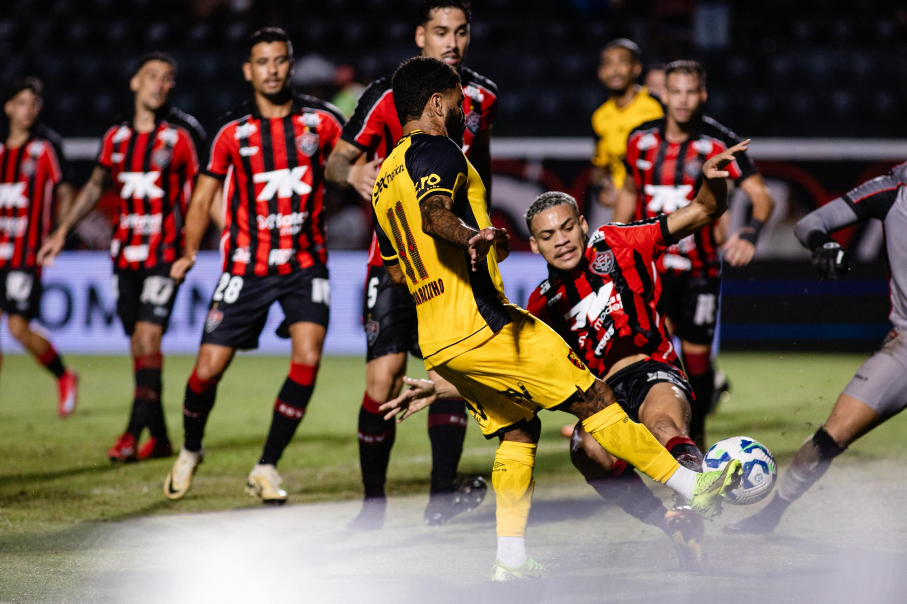 Sport empatou com Vitória no Barradão 