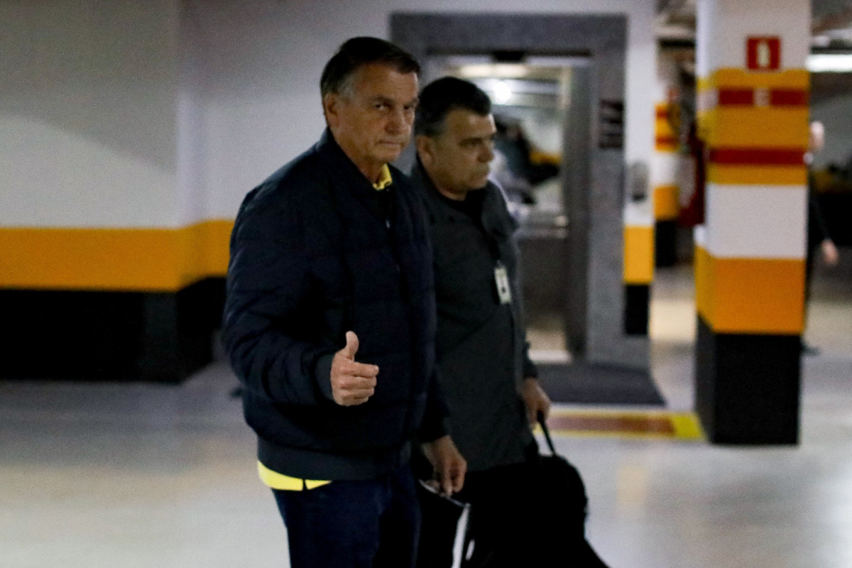 O ex-presidente brasileiro Jair Bolsonaro (E) faz sinal de positivo ao deixar a sede do Partido Liberal em Brasília, em 22 de julho de 2025. (Foto de Sergio Lima / AFP)