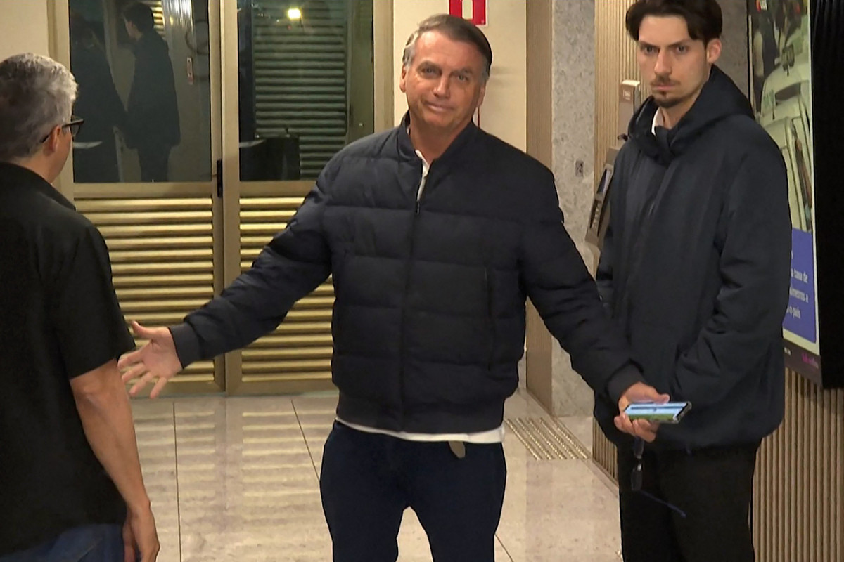 Esta captura de tela de um vídeo da AFPTV mostra o ex-presidente brasileiro Jair Bolsonaro chegando à sede do Partido Liberal em Brasília em 23 de julho de 2025. 