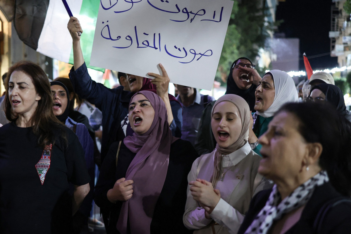 Palestinos se manifestam em apoio àspessoas em Gaza, que enfrentam grave escassez de alimentos e outros itens essenciais na cidade de Ramallah, na Cisjordânia ocupada por Israel. /Foto: Zain Jaafar/AFP
