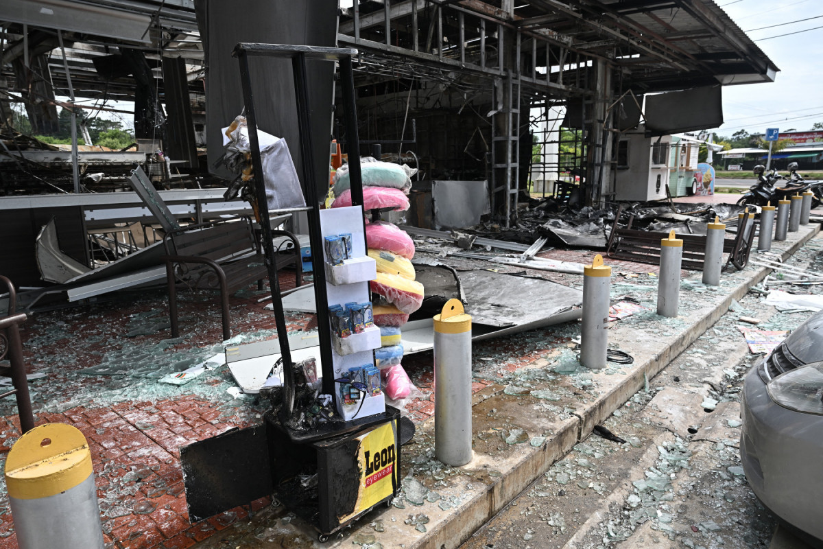  Damage from a fire caused by Cambodian artillery at a 7-11 convenience store is seen at a PTT gas station in the Thai border province of Sisaket province on July 25, 2025. Thailand's acting Prime Minister Phumtham Wechayachai warned July 25 that cross-border clashes with Cambodia that have uprooted more than 130,000 people 