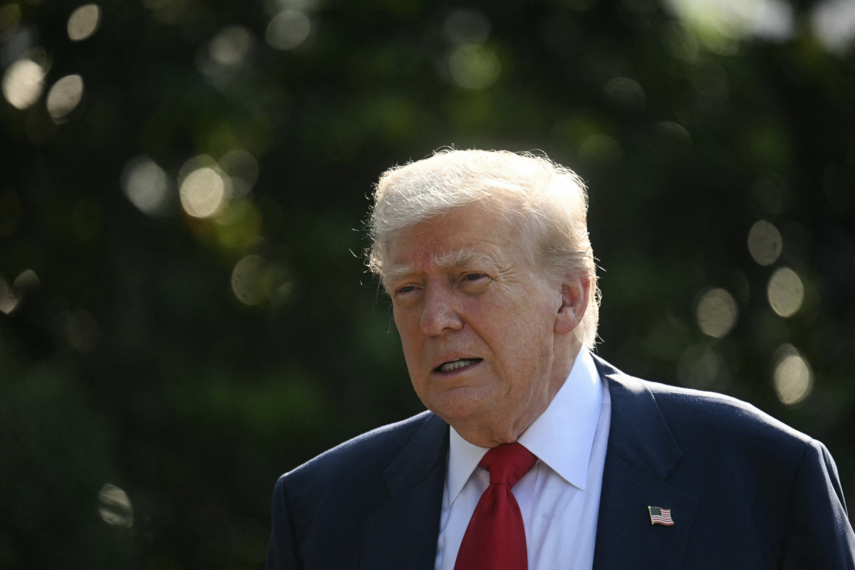 O presidente dos EUA, Donald Trump, fala com repórteres no gramado sul da Casa Branca antes de embarcar no Marine One, no gramado sul da Casa Branca, em 25 de julho de 2025, em Washington, D.C., a caminho de Turnberry, na Escócia. O presidente dos EUA, Donald Trump, chegaria à Escócia em 25 de julho para uma mistura de diplomacia, negócios e lazer, com uma enorme operação de segurança sendo implementada e protestos planejados perto dos resorts de golfe de sua família. (Foto de Jim WATSON / AFP) ( AFP)
O presidente dos EUA, Donald Trump, fala com repórteres no gramado sul da Casa Branca antes de embarcar no Marine One, no gramado sul da Casa Branca, em 25 de julho de 2025, em Washington, D.C., a caminho de Turnberry, na Escócia. O presidente dos EUA, Donald Trump, chegaria à Escócia em 25 de julho para uma mistura de diplomacia, negócios e lazer, com uma enorme operação de segurança sendo implementada e protestos planejados perto dos resorts de golfe de sua família. (Foto de Jim WATSON / AFP)/ AFP