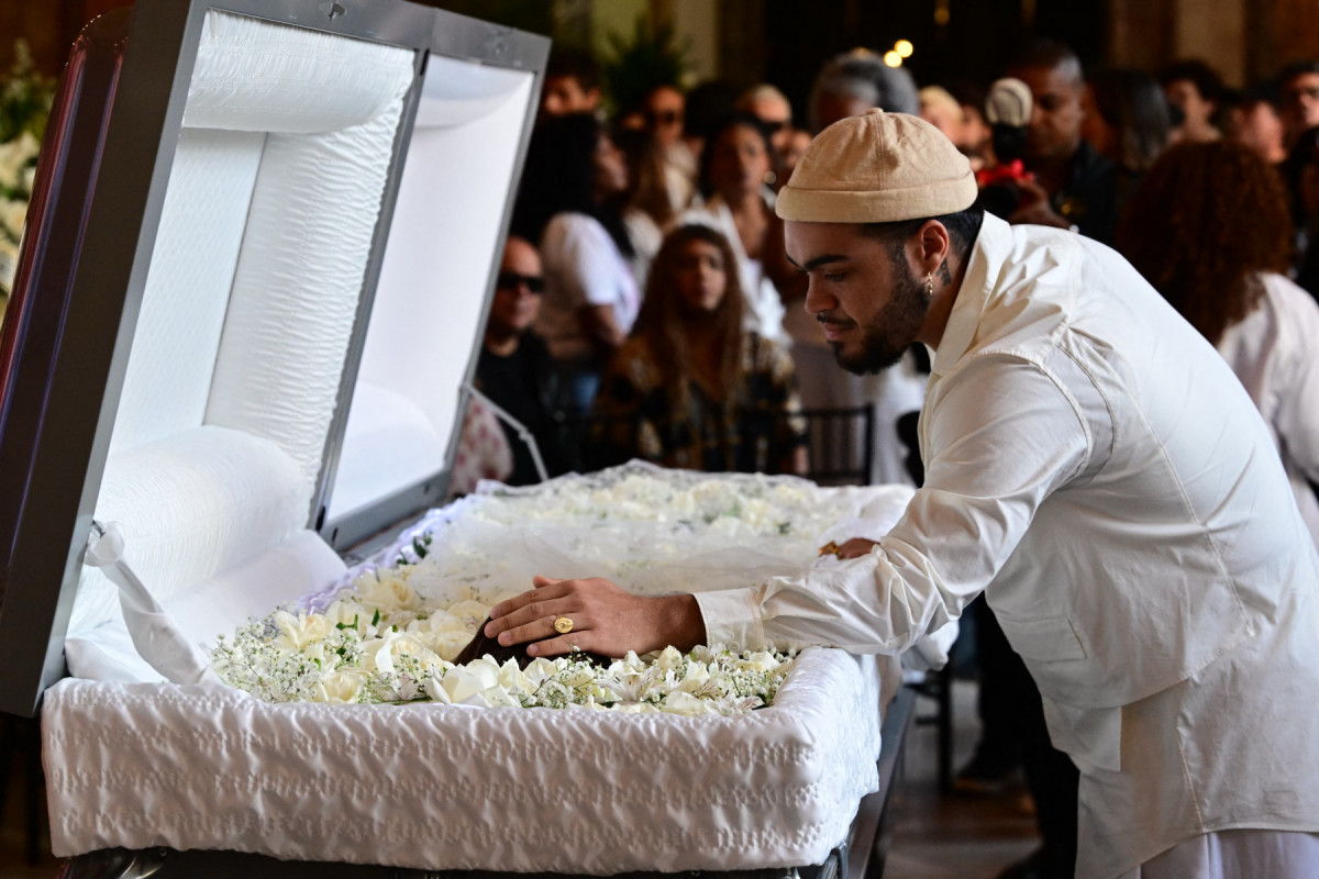 Francisco Muller comparece ao funeral de sua mãe, a cantora e atriz brasileira Preta Gil, no Theatro Municipal do Rio de Janeiro, Brasil, em 25 de julho de 2025. Petra Gil, filha do lendário músico Gilberto Gil, morreu em 20 de julho em Nova York, EUA, aos 50 anos, após lutar contra um câncer. (Foto de Pablo PORCIUNCULA / AFP)