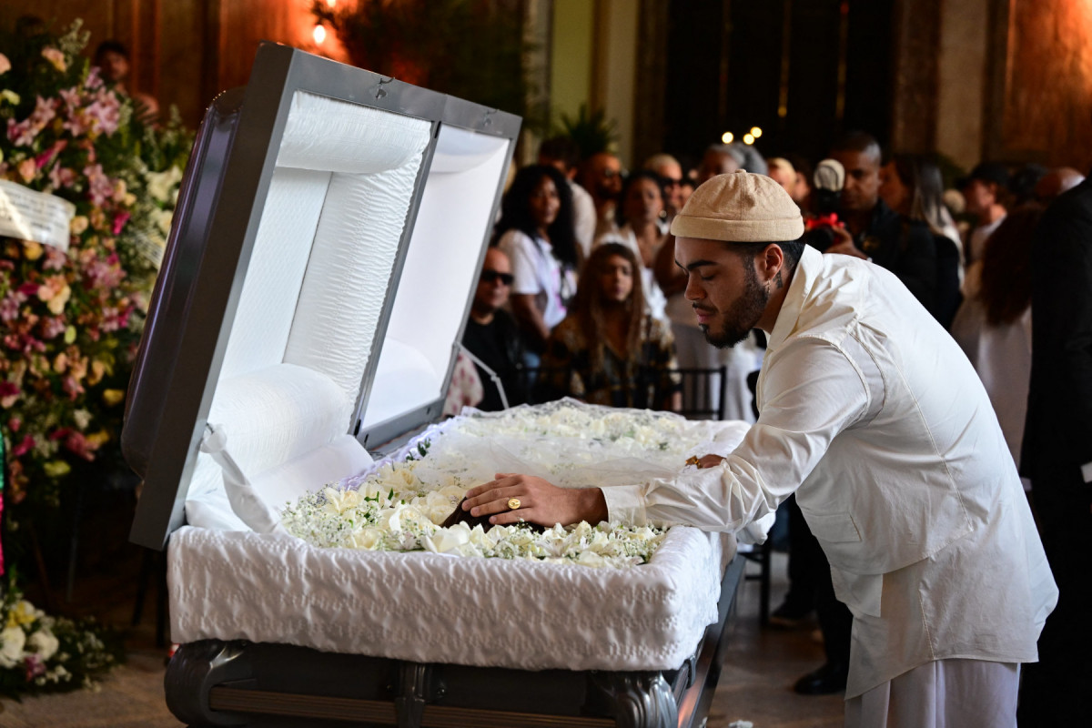 Francisco Muller comparece ao funeral de sua mãe, a cantora e atriz brasileira Preta Gil, no Theatro Municipal do Rio de Janeiro, Brasil, em 25 de julho de 2025. Petra Gil, filha do lendário músico Gilberto Gil, morreu em 20 de julho em Nova York, EUA, aos 50 anos, após lutar contra um câncer. (Foto de Pablo PORCIUNCULA / AFP) ( AFP) Francisco Muller comparece ao funeral de sua mãe, a cantora e atriz brasileira Preta Gil, no Theatro Municipal do Rio de Janeiro, Brasil, em 25 de julho de 2025. Petra Gil, filha do lendário músico Gilberto Gil, morreu em 20 de julho em Nova York, EUA, aos 50 anos, após lutar contra um câncer. (Foto de Pablo PORCIUNCULA / AFP)/ AFP