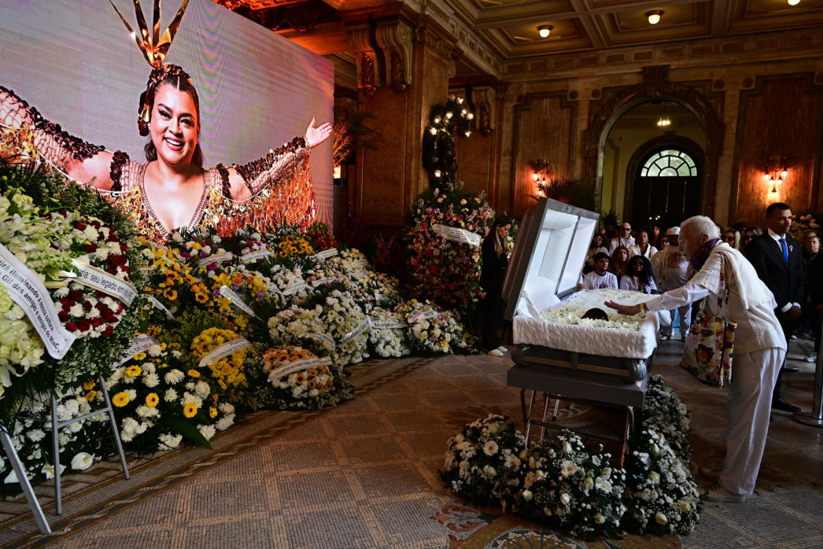 Um homem comparece ao funeral da cantora e atriz brasileira Preta Gil, no Theatro Municipal do Rio de Janeiro, Brasil, em 25 de julho de 2025. Petra Gil, filha do lendário músico Gilberto Gil, morreu em 20 de julho em Nova York, EUA, aos 50 anos, após lutar contra um câncer. (Foto de Pablo PORCIUNCULA / AFP) ( AFP) Um homem comparece ao funeral da cantora e atriz brasileira Preta Gil, no Theatro Municipal do Rio de Janeiro, Brasil, em 25 de julho de 2025. Petra Gil, filha do lendário músico Gilberto Gil, morreu em 20 de julho em Nova York, EUA, aos 50 anos, após lutar contra um câncer. (Foto de Pablo PORCIUNCULA / AFP)/ AFP