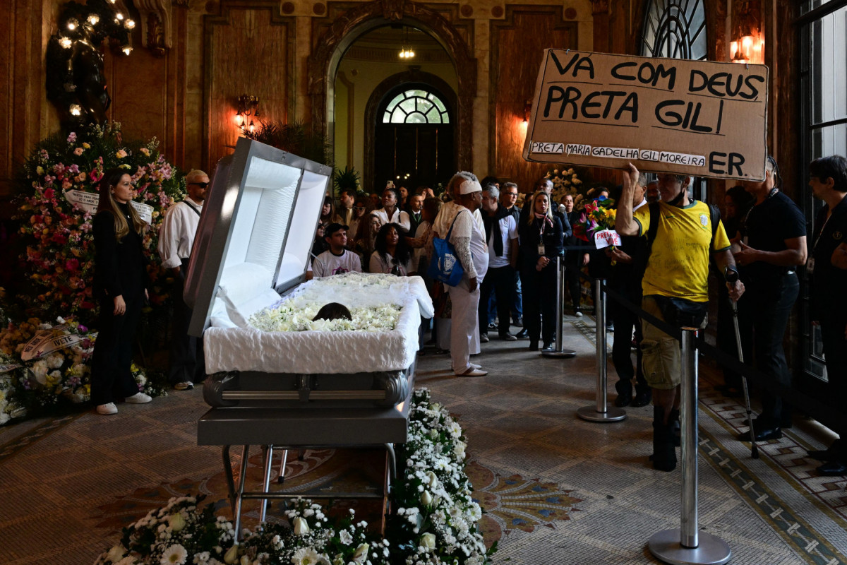 Pessoas comparecem ao funeral da cantora e atriz brasileira Preta Gil, no Theatro Municipal do Rio de Janeiro, Brasil, em 25 de julho de 2025. Petra Gil, filha do lendário músico Gilberto Gil, morreu em 20 de julho em Nova York, EUA, aos 50 anos, após lutar contra um câncer. (Foto de Pablo PORCIUNCULA / AFP)