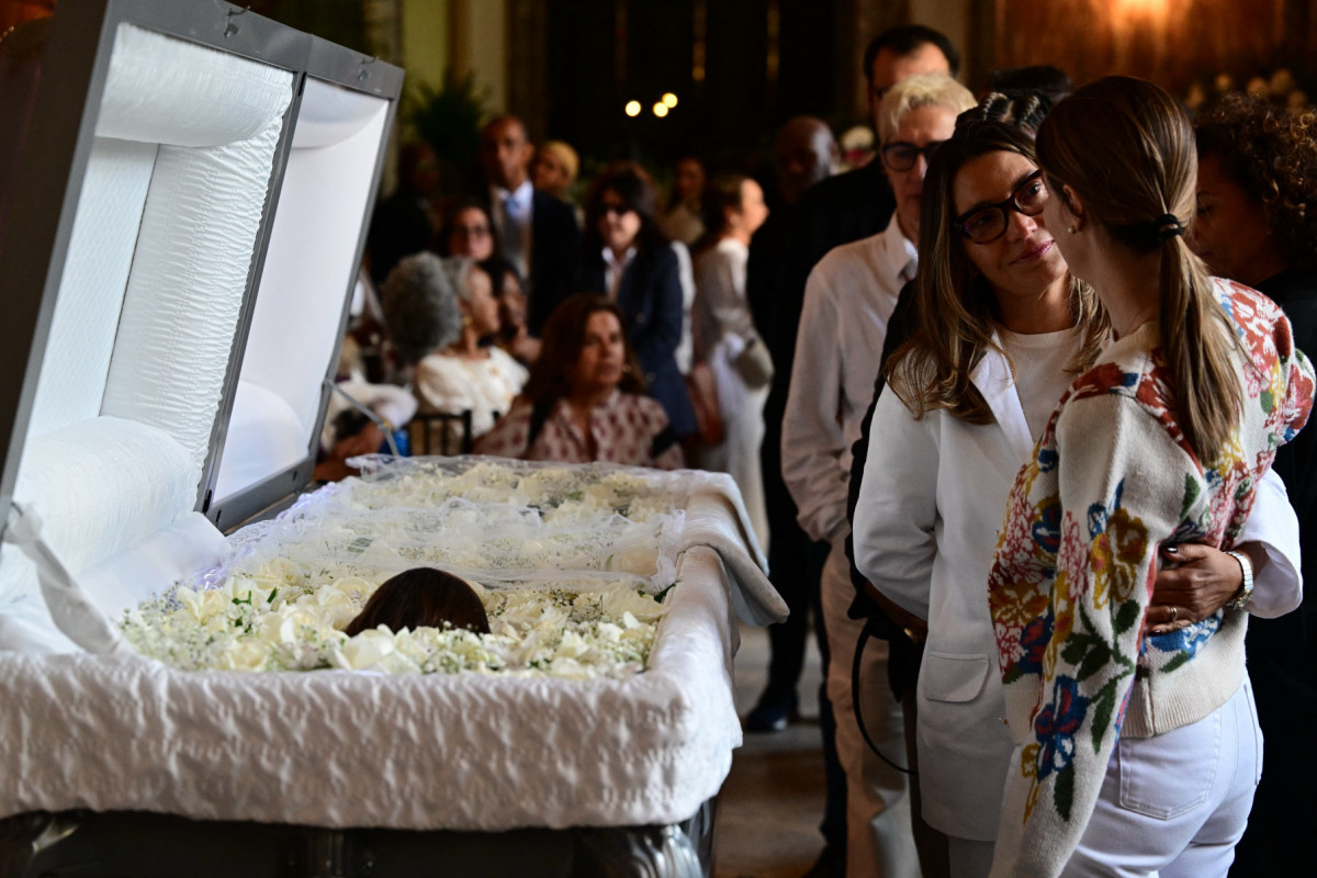 A primeira-dama do Brasil, Janja da Silva (2ª à direita), conforta familiares da cantora e atriz brasileira Preta Gil durante seu funeral no Theatro Municipal do Rio de Janeiro, em 25 de julho de 2025. Petra Gil, filha do lendário músico Gilberto Gil, morreu em 20 de julho em Nova York, EUA, aos 50 anos, após lutar contra um câncer. (Foto de Pablo PORCIUNCULA / AFP)